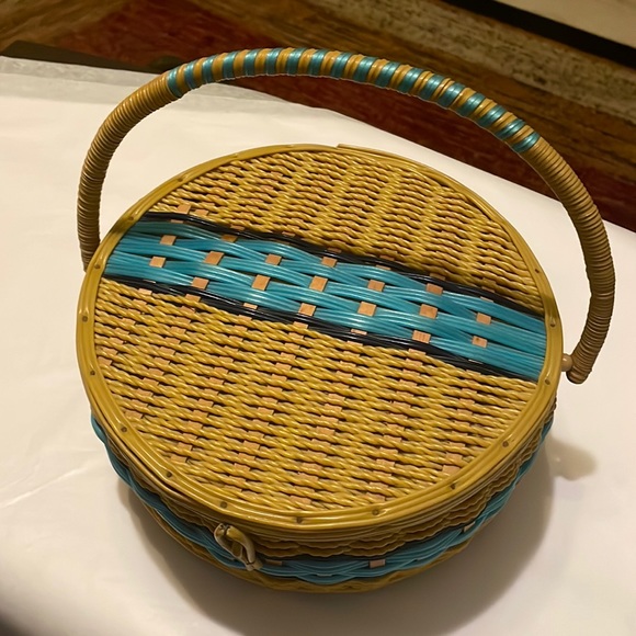 Vintage sewing basket - Picture 2 of 11